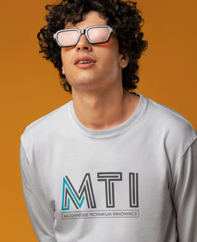 Chłopak w okularach w koszulce z logo MTI